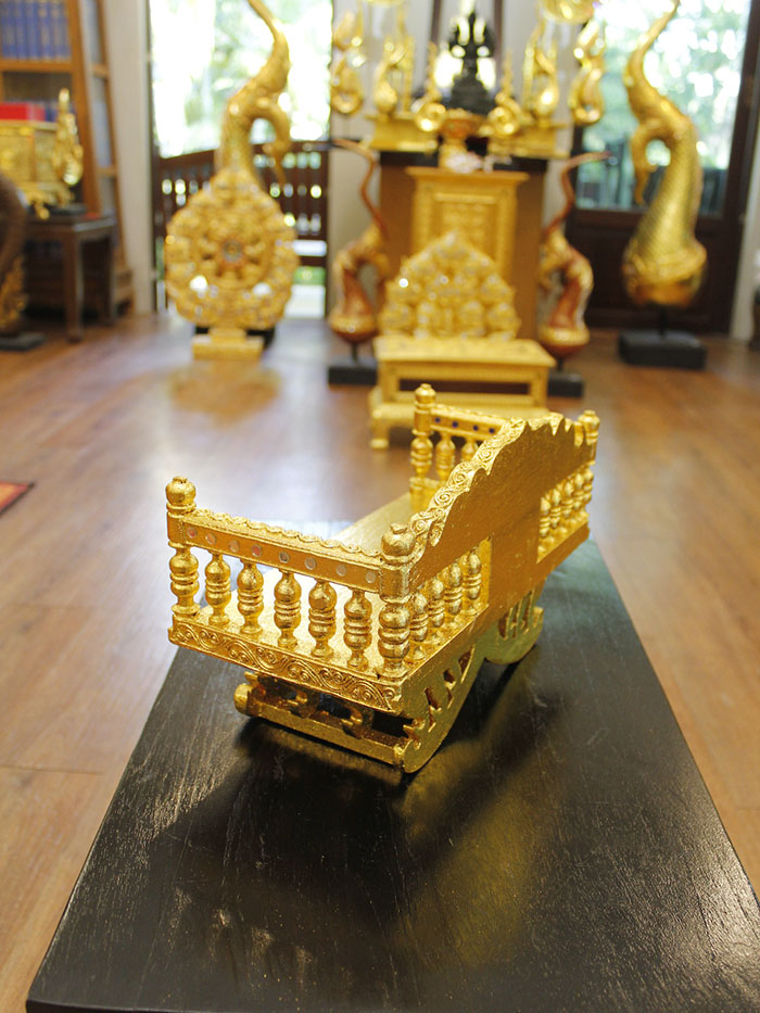 ฐานพระปิดทอง (แหย่ง) งานไม้สักปิดทอง ทั้งหลัง