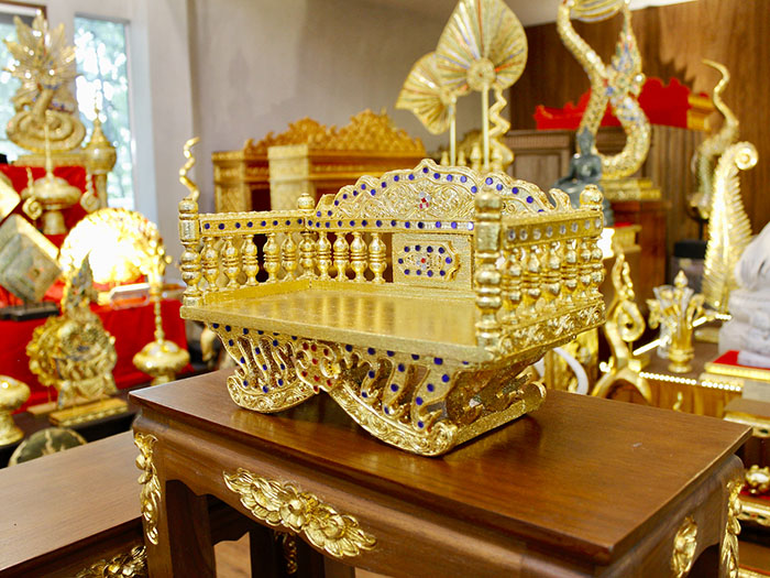 ฐานพระปิดทอง (แหย่ง) งานไม้สักปิดทอง ทั้งหลัง