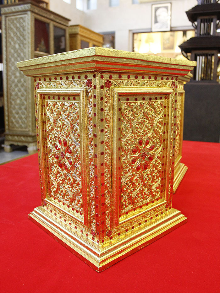 ฐานพระปิดทอง งานไม้สักทั้งหลัง  ทรงสูง ลงรักปิดทองทั้งหลัง ราคาคู่ละ 13000 บาท