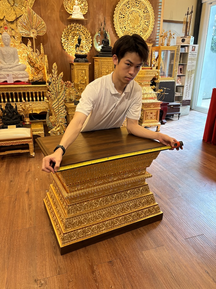 ฐานพระไม้สักทั้งหลัง เดินลายเส้นทอง
ลงรักปิดทองสวยงามแข็งแรง
สำหรับวางพระพุทธรูป 