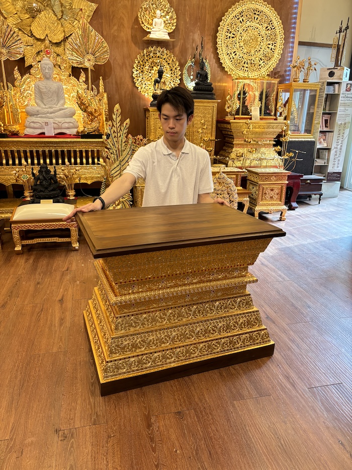 ฐานพระไม้สักทั้งหลัง เดินลายเส้นทอง
ลงรักปิดทองสวยงามแข็งแรง
สำหรับวางพระพุทธรูป 