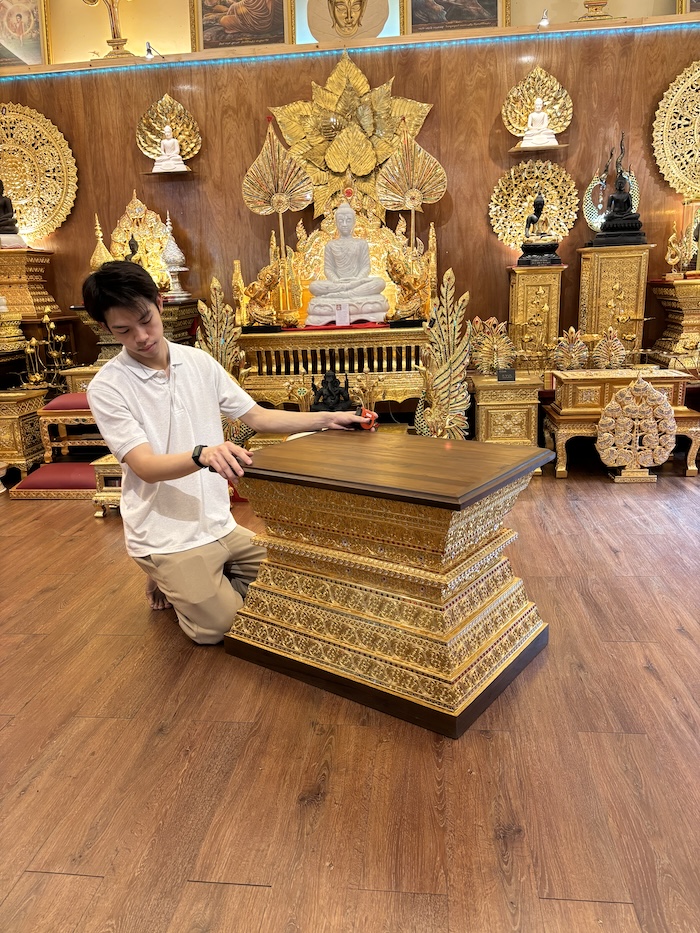 ฐานพระไม้สักทั้งหลัง เดินลายเส้นทอง
ลงรักปิดทองสวยงามแข็งแรง
สำหรับวางพระพุทธรูป 