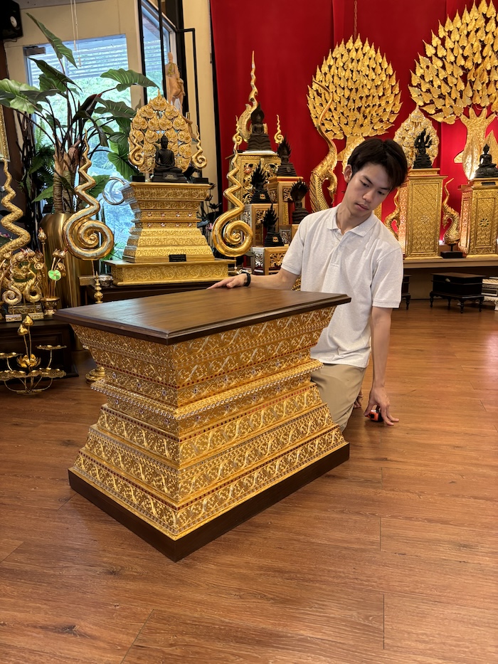 ฐานพระไม้สักทั้งหลัง เดินลายเส้นทอง
ลงรักปิดทองสวยงามแข็งแรง
สำหรับวางพระพุทธรูป 