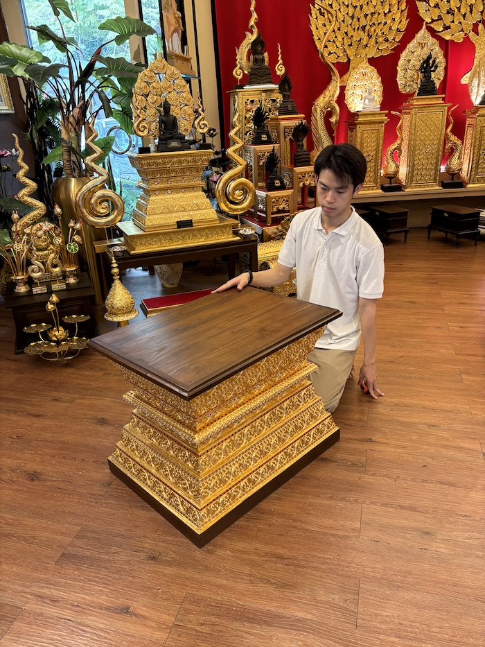 ฐานพระไม้สักทั้งหลัง เดินลายเส้นทอง
ลงรักปิดทองสวยงามแข็งแรง
สำหรับวางพระพุทธรูป 
