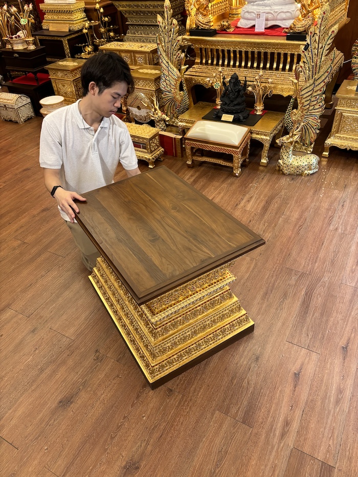 ฐานพระไม้สักทั้งหลัง เดินลายเส้นทอง
ลงรักปิดทองสวยงามแข็งแรง
สำหรับวางพระพุทธรูป 