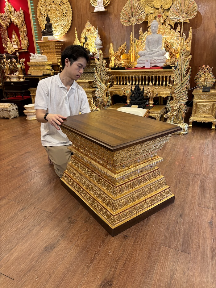 ฐานพระไม้สักทั้งหลัง เดินลายเส้นทอง
ลงรักปิดทองสวยงามแข็งแรง
สำหรับวางพระพุทธรูป 