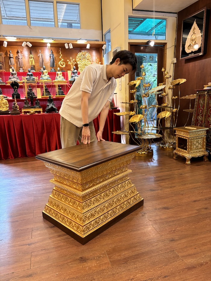ฐานพระไม้สักทั้งหลัง เดินลายเส้นทอง
ลงรักปิดทองสวยงามแข็งแรง
สำหรับวางพระพุทธรูป 