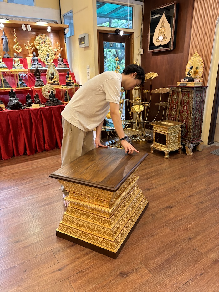 ฐานพระไม้สักทั้งหลัง เดินลายเส้นทอง
ลงรักปิดทองสวยงามแข็งแรง
สำหรับวางพระพุทธรูป 