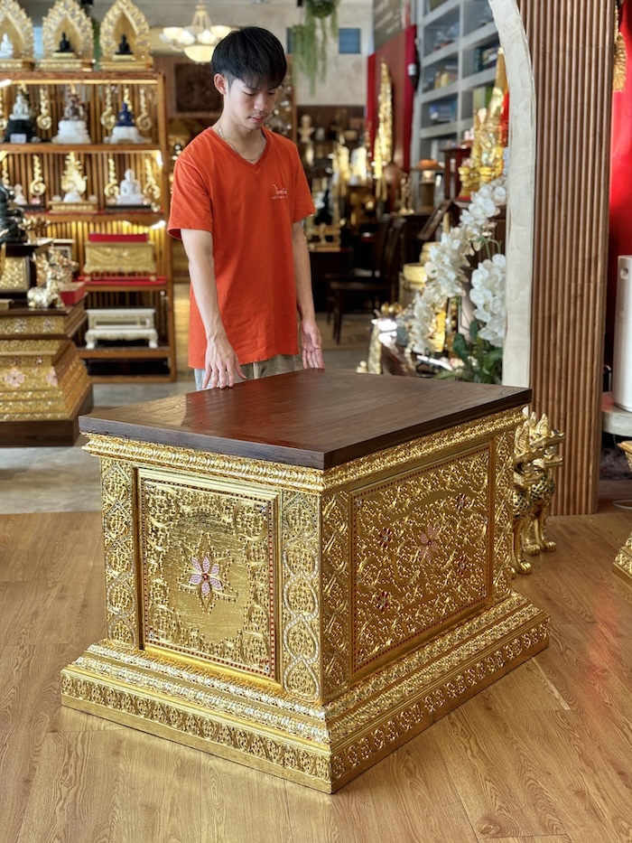ฐานพระไม้สักทั้งหลัง ปิดทองเดินลายเส้น ลายดอกไม้
ราคา 45000 บาท สำหรับตกแต่งห้องพระ และห้องรับแขก
ตกแต่งบ้าน โรงแรม และรีสอร์ท 