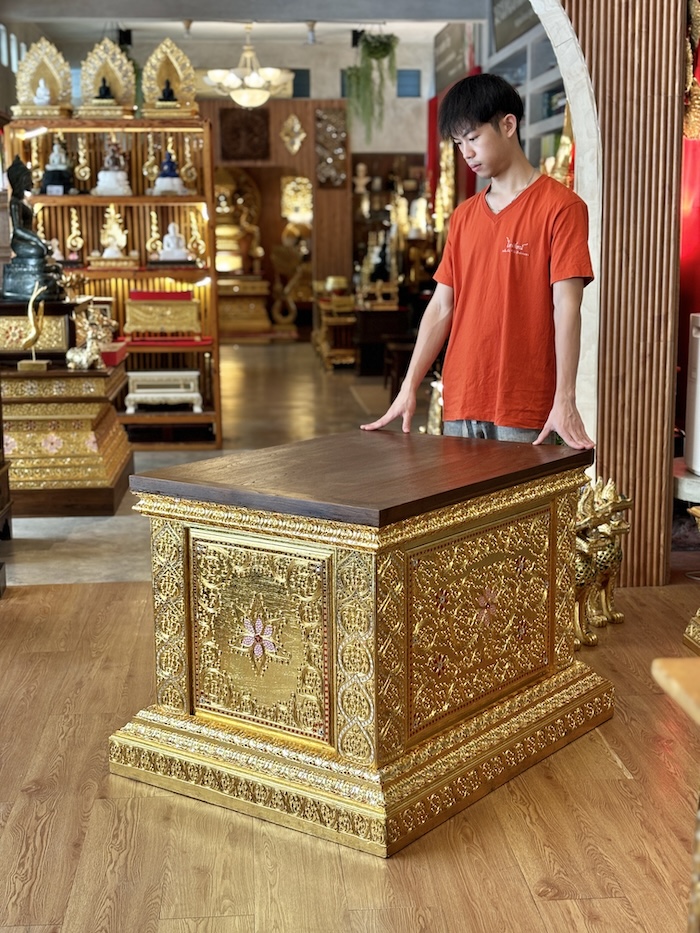 ฐานพระไม้สักทั้งหลัง ปิดทองเดินลายเส้น ลายดอกไม้
ราคา 45000 บาท สำหรับตกแต่งห้องพระ และห้องรับแขก
ตกแต่งบ้าน โรงแรม และรีสอร์ท 