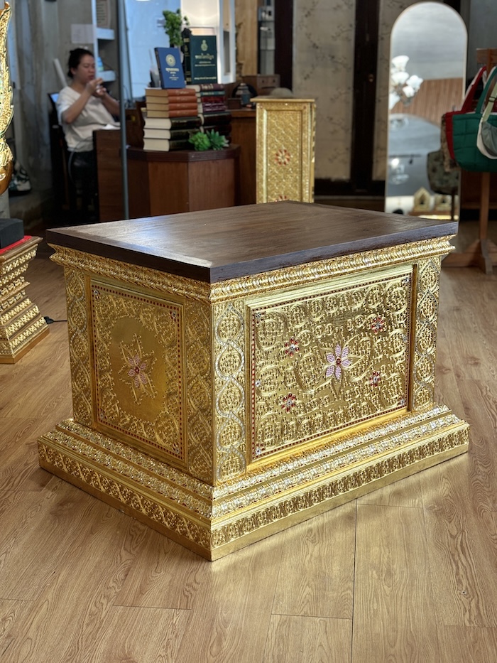 ฐานพระไม้สักทั้งหลัง ปิดทองเดินลายเส้น ลายดอกไม้
ราคา 45000 บาท สำหรับตกแต่งห้องพระ และห้องรับแขก
ตกแต่งบ้าน โรงแรม และรีสอร์ท 