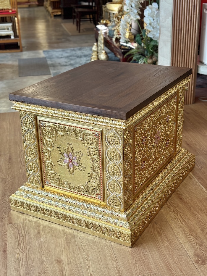 ฐานพระไม้สักทั้งหลัง ปิดทองเดินลายเส้น ลายดอกไม้
ราคา 45000 บาท สำหรับตกแต่งห้องพระ และห้องรับแขก
ตกแต่งบ้าน โรงแรม และรีสอร์ท 