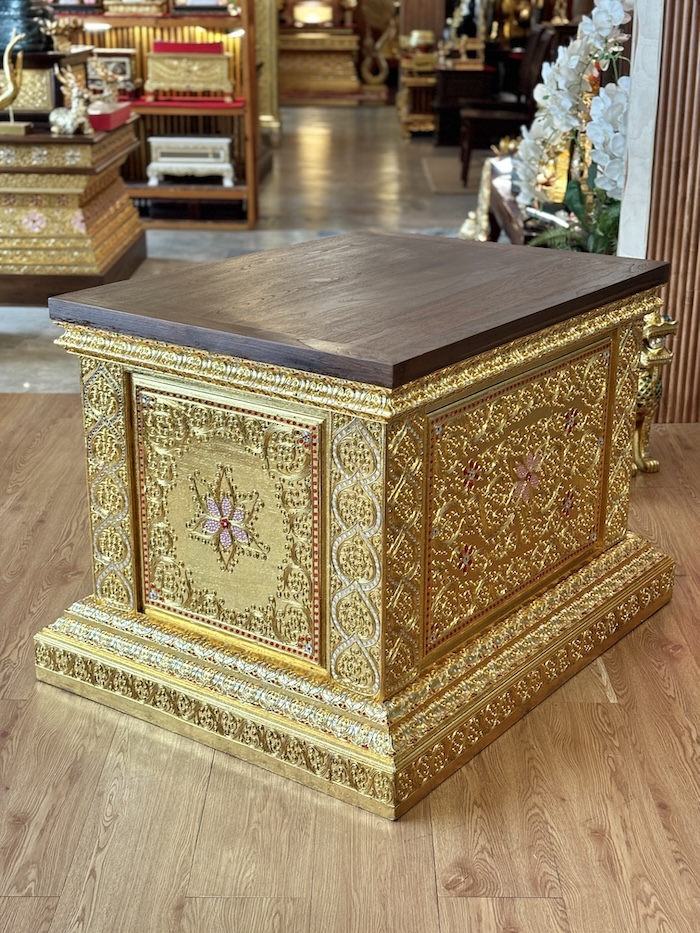 ฐานพระไม้สักทั้งหลัง ปิดทองเดินลายเส้น ลายดอกไม้
ราคา 45000 บาท สำหรับตกแต่งห้องพระ และห้องรับแขก
ตกแต่งบ้าน โรงแรม และรีสอร์ท 