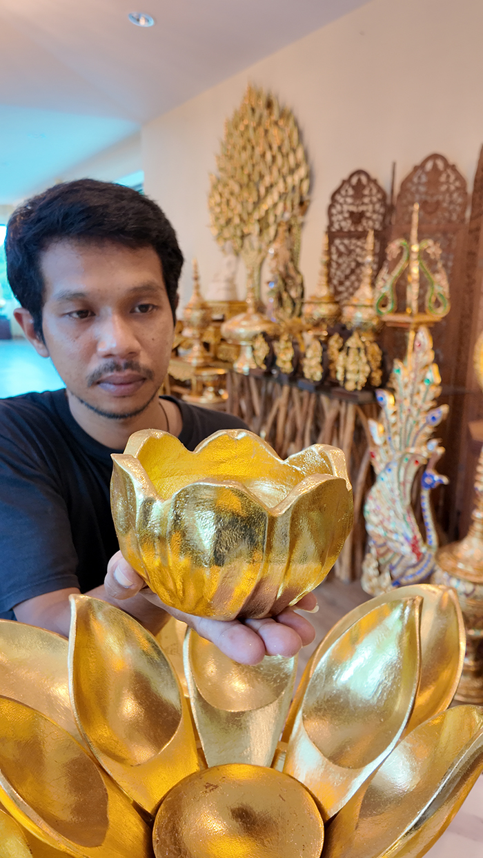 ความละเอียดของงาน ไม้แกะสลักขึ้นมือ ด้านใน สามารถใส่สิ่งของเล็กๆ น้อยๆ ได้ หรือวางดอกไม้แห้งได้ ดอกบัวทอง สามารถแต่งห้องพระ ห้องรับแขก จุดรับลองลูกค้า งานปิดทอง เทคนิค แบบปิดทองพระพุทธรูป บัวบัวทอง แกะสลัก ถอดออกได้ทุกชิ้น งานดอกบัวทองในห้องพระชิ้นนี้ ท่านใดชื่นชอบของแต่งห้องพระสวย สามารถแจ้งเจ้าหน้าที่ trillakbooks ได้ครับ ความละเอียดของงาน ไม้แกะสลักขึ้นมือ ด้านใน สามารถใส่สิ่งของเล็กๆ น้อยๆ ได้ หรือวางดอกไม้แห้งได้ ดอกบัวทอง สามารถแต่งห้องพระ ห้องรับแขก จุดรับลองลูกค้า งานปิดทอง เทคนิค แบบปิดทองพระพุทธรูป บัวบัวทอง แกะสลัก ถอดออกได้ทุกชิ้น งานดอกบัวทองในห้องพระชิ้นนี้ ท่านใดชื่นชอบของแต่งห้องพระสวย สามารถแจ้งเจ้าหน้าที่ trillakbooks ได้ครับ