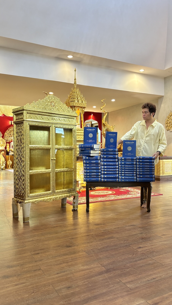 ตู้พระไตรปิฎก ทรงตรง ประดับจั่วด้านบน