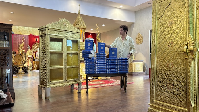 ตู้พระไตรปิฎก ทรงตรง ประดับจั่วด้านบน