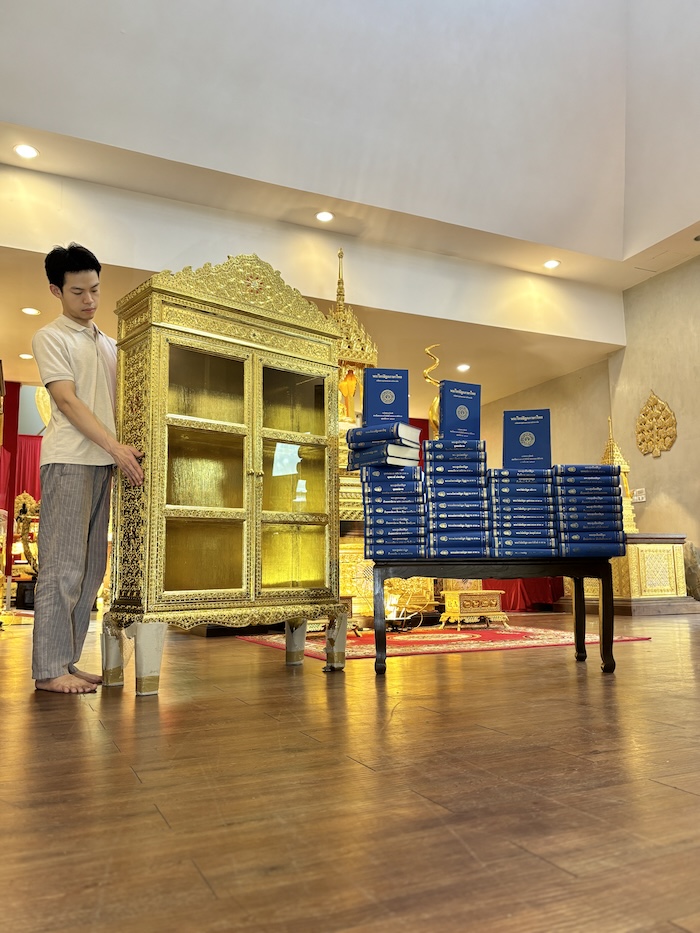 ตู้พระไตรปิฎก ทรงตรง ประดับจั่วด้านบน