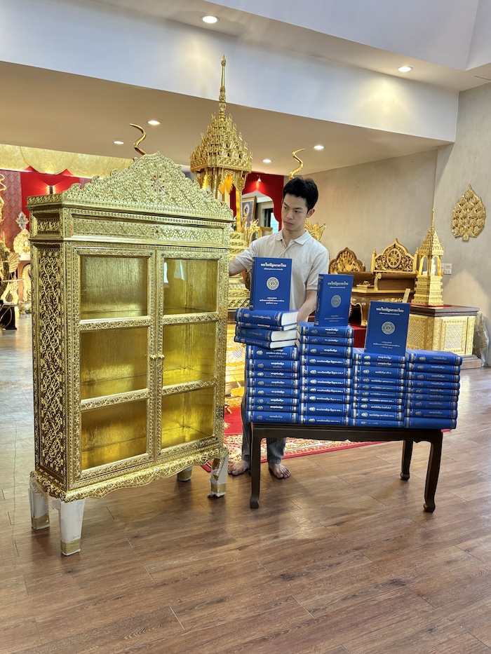 ตู้พระไตรปิฎก ทรงตรง ประดับจั่วด้านบน