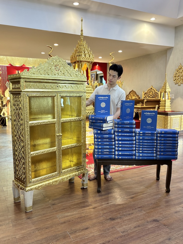 ตู้พระไตรปิฎก ทรงตรง ประดับจั่วด้านบน