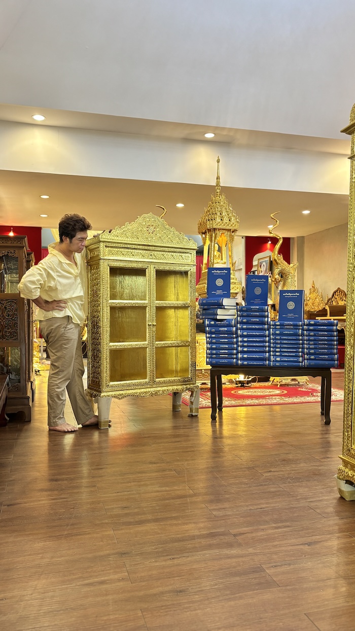 ตู้พระไตรปิฎก ทรงตรง ประดับจั่วด้านบน