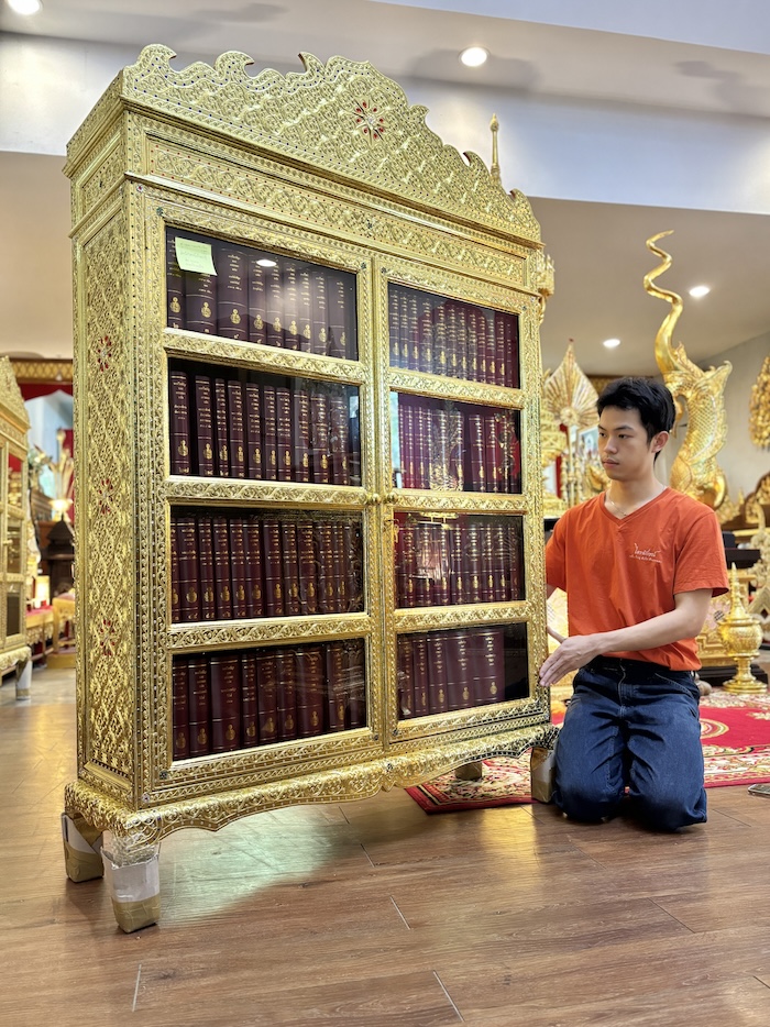 ตู้พระไตรปิฎกปิดจั่วลายทอง สำหรับ ใส่หนังสือพระไตรปิฎกไทย 91 เล่ม ตู้พระไตรปิฎกปิดจั่วลายทอง สำหรับ ใส่หนังสือพระไตรปิฎกไทย 91 เล่ม