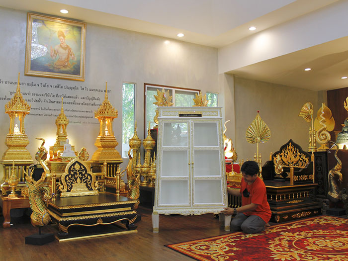 ตู้พระไตรปิฎกสีขาว ลวดลายทอง

ด้านบนของตู้เป็นจั่ว และ ประดับลวดลายทอง ตลอดทั้งหลัง 
และประดับด้วยกระจกสี อย่างปราณีต และงดงาม 