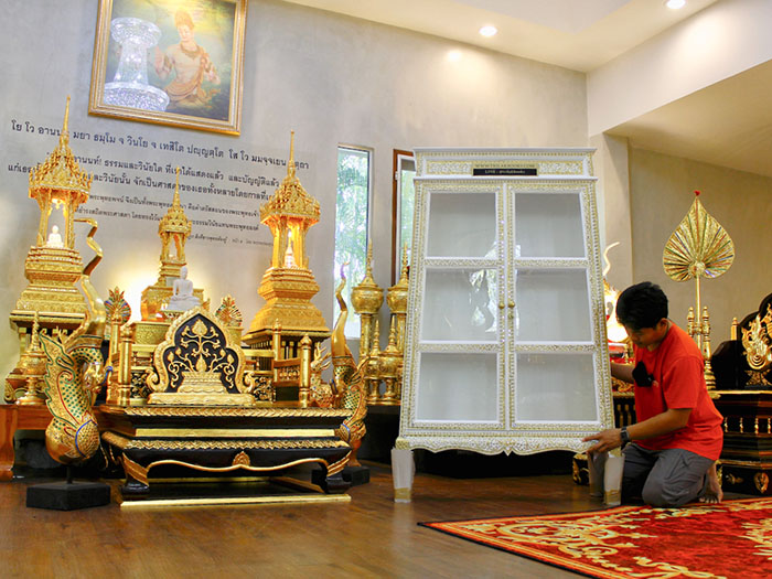 ตู้พระไตรปิฎกสีขาว ลวดลายทอง

ด้านบนของตู้เป็นจั่ว และ ประดับลวดลายทอง ตลอดทั้งหลัง 
และประดับด้วยกระจกสี อย่างปราณีต และงดงาม 