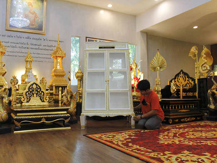 ตู้พระไตรปิฎกสีขาว ลวดลายทอง

ด้านบนของตู้เป็นจั่ว และ ประดับลวดลายทอง ตลอดทั้งหลัง 
และประดับด้วยกระจกสี อย่างปราณีต และงดงาม 