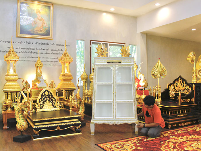 ตู้พระไตรปิฎกสีขาว ลวดลายทอง

ด้านบนของตู้เป็นจั่ว และ ประดับลวดลายทอง ตลอดทั้งหลัง 
และประดับด้วยกระจกสี อย่างปราณีต และงดงาม 
