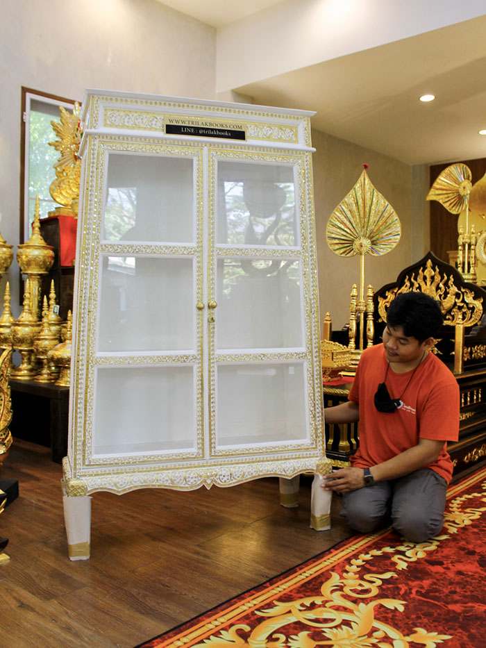ตู้พระไตรปิฎกสีขาว ลวดลายทอง

ด้านบนของตู้เป็นจั่ว และ ประดับลวดลายทอง ตลอดทั้งหลัง 
และประดับด้วยกระจกสี อย่างปราณีต และงดงาม 
