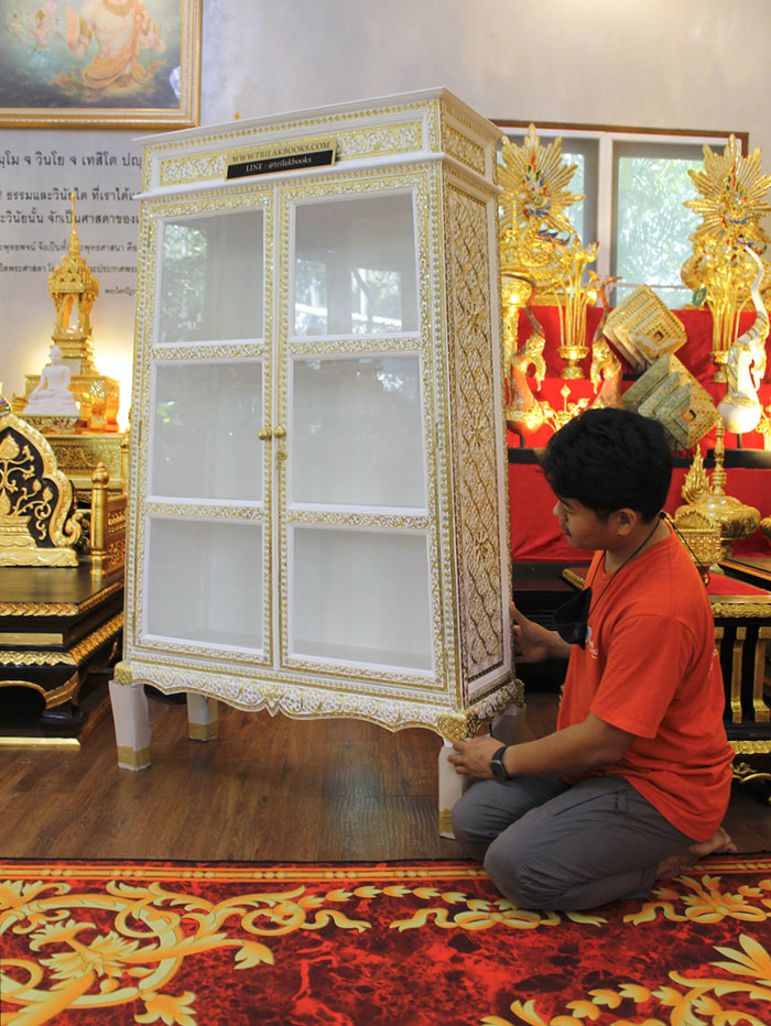 ตู้พระไตรปิฎกสีขาว ลวดลายทอง

ด้านบนของตู้เป็นจั่ว และ ประดับลวดลายทอง ตลอดทั้งหลัง 
และประดับด้วยกระจกสี อย่างปราณีต และงดงาม 