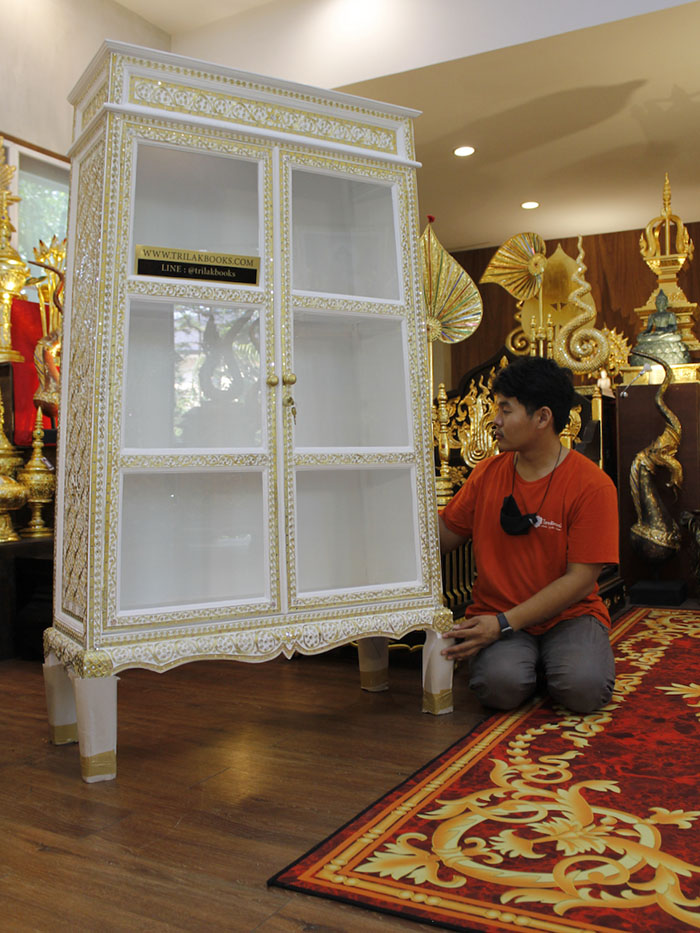 ตู้พระไตรปิฎกสีขาว ลวดลายทอง

ด้านบนของตู้เป็นจั่ว และ ประดับลวดลายทอง ตลอดทั้งหลัง 
และประดับด้วยกระจกสี อย่างปราณีต และงดงาม 