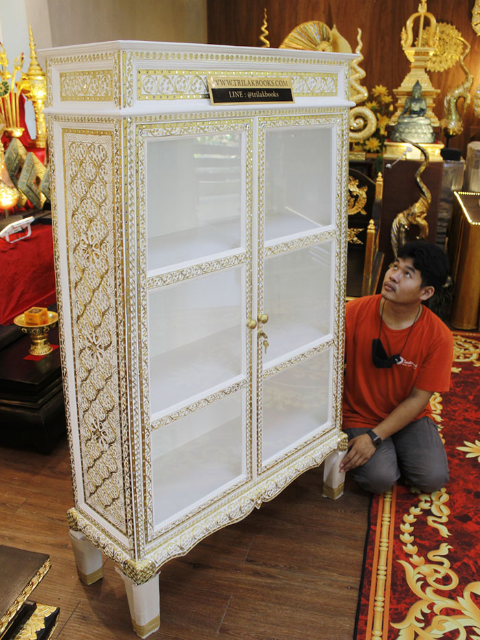 ตู้พระไตรปิฎกสีขาว ลวดลายทอง

ด้านบนของตู้เป็นจั่ว และ ประดับลวดลายทอง ตลอดทั้งหลัง 
และประดับด้วยกระจกสี อย่างปราณีต และงดงาม 