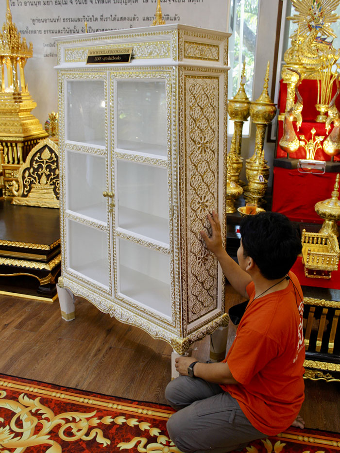 ตู้พระไตรปิฎกสีขาว ลวดลายทอง

ด้านบนของตู้เป็นจั่ว และ ประดับลวดลายทอง ตลอดทั้งหลัง 
และประดับด้วยกระจกสี อย่างปราณีต และงดงาม 