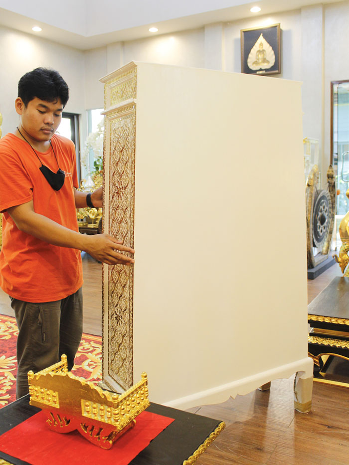 ตู้พระไตรปิฎกสีขาว ลวดลายทอง

ด้านบนของตู้เป็นจั่ว และ ประดับลวดลายทอง ตลอดทั้งหลัง 
และประดับด้วยกระจกสี อย่างปราณีต และงดงาม 