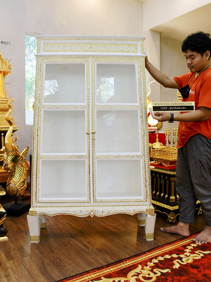ตู้พระไตรปิฎกสีขาว ลวดลายทอง

ด้านบนของตู้เป็นจั่ว และ ประดับลวดลายทอง ตลอดทั้งหลัง 
และประดับด้วยกระจกสี อย่างปราณีต และงดงาม 