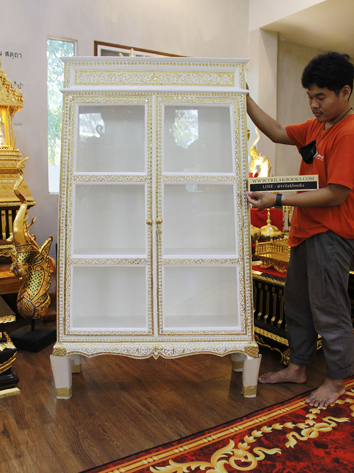 ตู้พระไตรปิฎกสีขาว ลวดลายทอง

ด้านบนของตู้เป็นจั่ว และ ประดับลวดลายทอง ตลอดทั้งหลัง 
และประดับด้วยกระจกสี อย่างปราณีต และงดงาม 