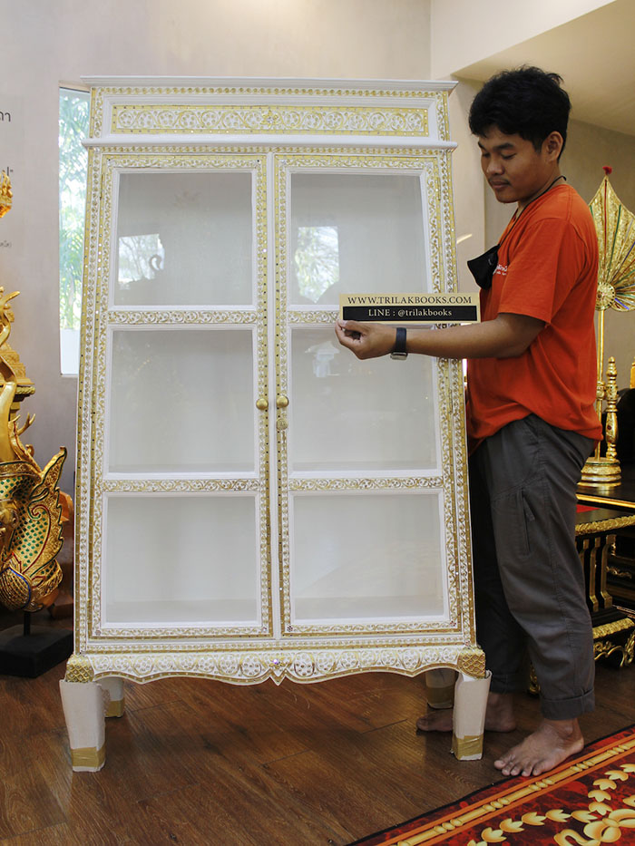ตู้พระไตรปิฎกสีขาว ลวดลายทอง

ด้านบนของตู้เป็นจั่ว และ ประดับลวดลายทอง ตลอดทั้งหลัง 
และประดับด้วยกระจกสี อย่างปราณีต และงดงาม 