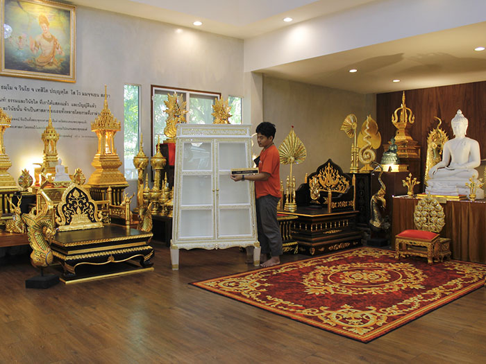 ตู้พระไตรปิฎกสีขาว ลวดลายทอง

ด้านบนของตู้เป็นจั่ว และ ประดับลวดลายทอง ตลอดทั้งหลัง 
และประดับด้วยกระจกสี อย่างปราณีต และงดงาม 