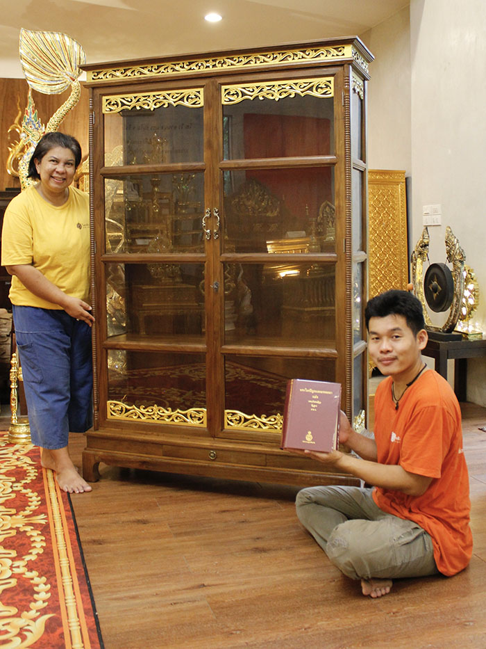 ตู้ไม้สักขนาดใหญ่ทั้งหลัง สำหรับใส่หนังสือพระไตรปิฎก
91เล่มภาษาไทย ได้ทั้งชุดเรียบหรูสวยงาม