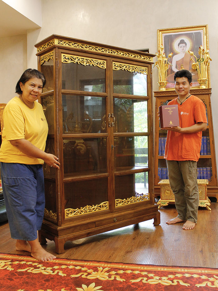 ตู้ไม้สักขนาดใหญ่ทั้งหลัง สำหรับใส่หนังสือพระไตรปิฎก
91เล่มภาษาไทย ได้ทั้งชุดเรียบหรูสวยงาม