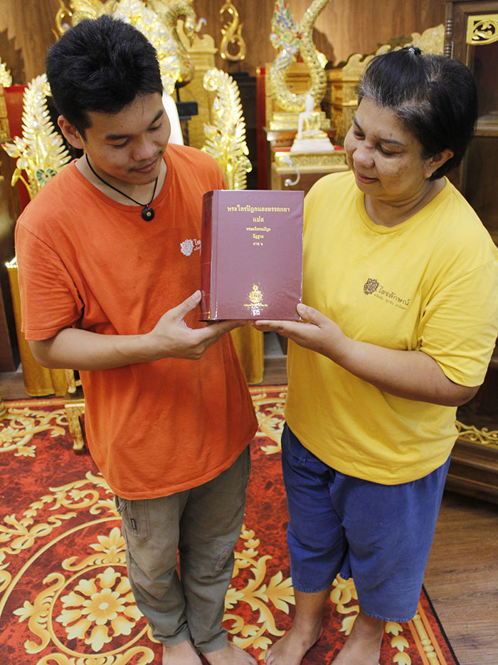 ตู้ไม้สักขนาดใหญ่ทั้งหลัง สำหรับใส่หนังสือพระไตรปิฎก
91เล่มภาษาไทย ได้ทั้งชุดเรียบหรูสวยงาม