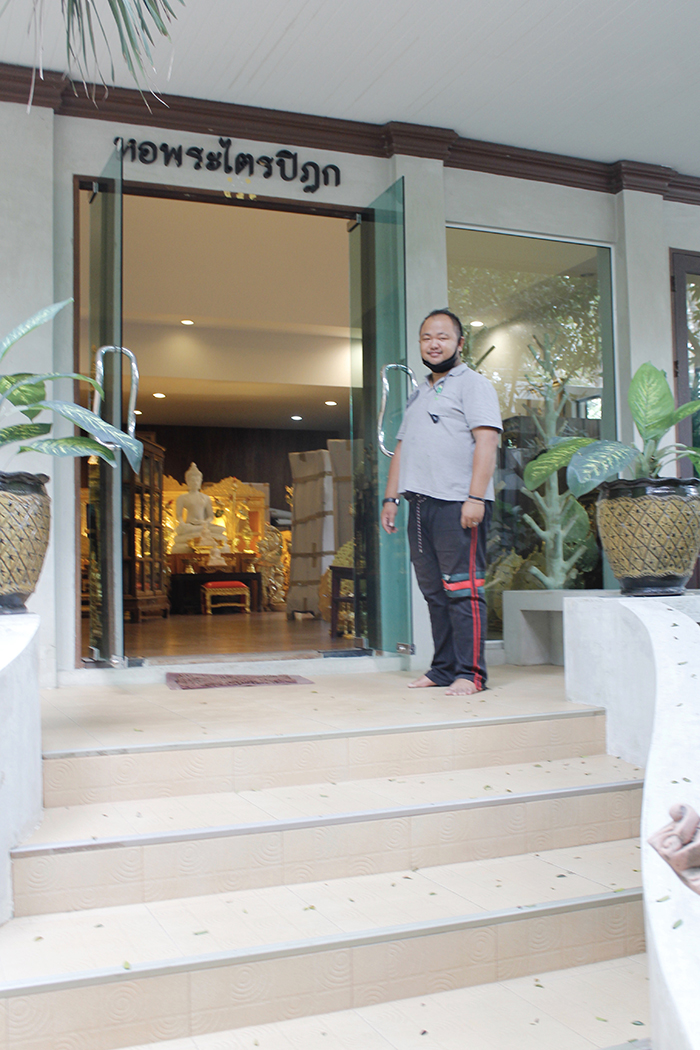 ตู้พระไตรปิฎกไม้สัก
รุ่น ประตู 3 บาน สำหรับพระไตรปิฎก 91 เล่ม