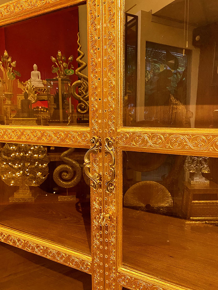 ตู้พระไตรปิฎกไม้สัก ราคา 32000 บาท