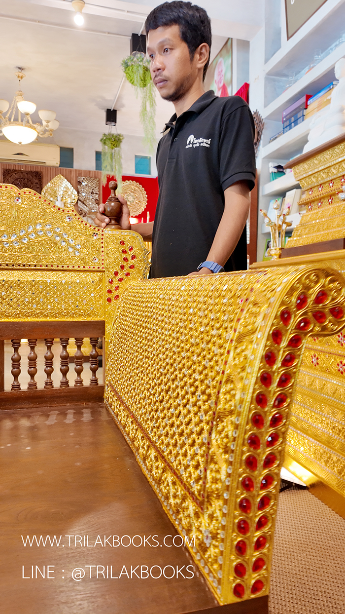 เก็บรายละเอียด เส้นสายลายวิจิตร งดงาม ของ พนักพิงแขน ธรรมาสน์ เก็บรายละเอียด เส้นสายลายวิจิตร งดงาม ของ พนักพิงแขน ธรรมาสน์