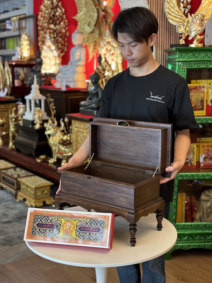 พระคัมภีร์บาลีปาฏิโมกข์ พร้อม หีบบรรจุ ขาทรงสูง
ไม้สักแท้ ทั้งชุด 4,700 บาท