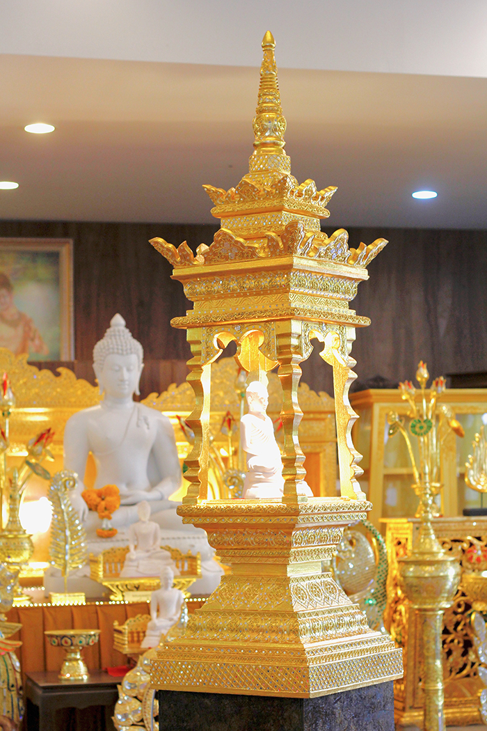 บุษบก ไม้สักลงรักปิดทอง สำหรับตกแต่งห้องพระ ราคา 35000 บาท บุษบก ไม้สักลงรักปิดทอง สำหรับตกแต่งห้องพระ ราคา 35000 บาท