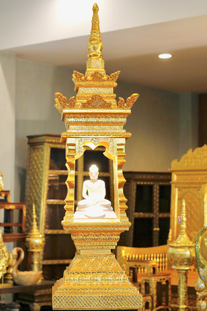 บุษบก ไม้สักลงรักปิดทอง สำหรับตกแต่งห้องพระ ราคา 35000 บาท บุษบก ไม้สักลงรักปิดทอง สำหรับตกแต่งห้องพระ ราคา 35000 บาท