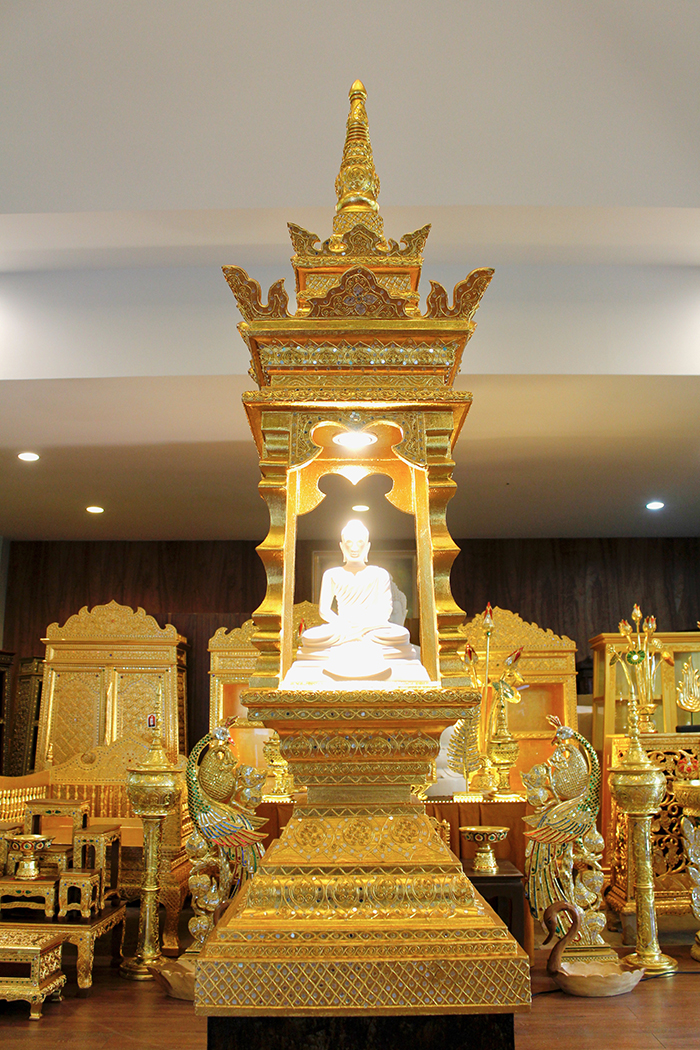 บุษบก ไม้สักลงรักปิดทอง สำหรับตกแต่งห้องพระ ราคา 35000 บาท บุษบก ไม้สักลงรักปิดทอง สำหรับตกแต่งห้องพระ ราคา 35000 บาท