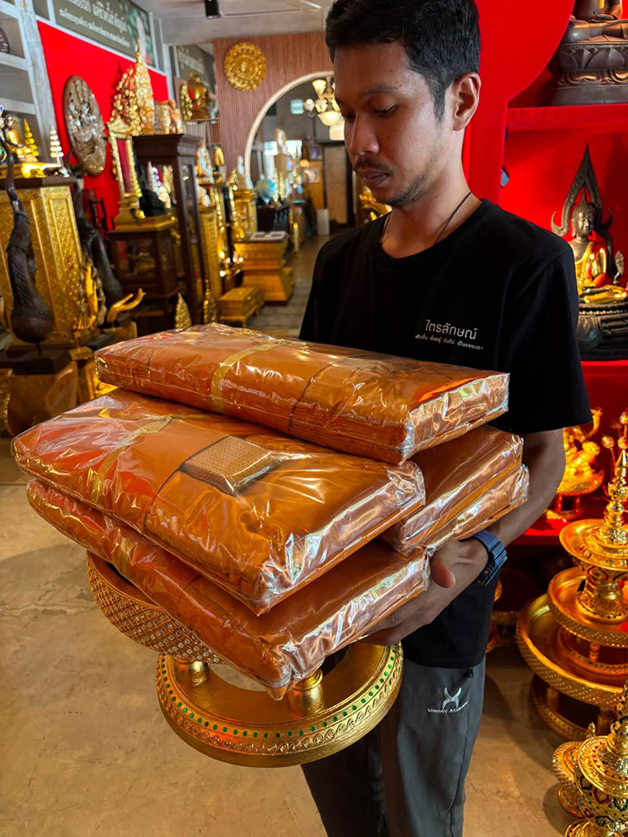 พร้อมจัดชุดจัดส่ง เป็นเซท ชุดผ้าไตรจีวร และให้คำแนะนำ การถวาย อย่างเหมาะสม 
